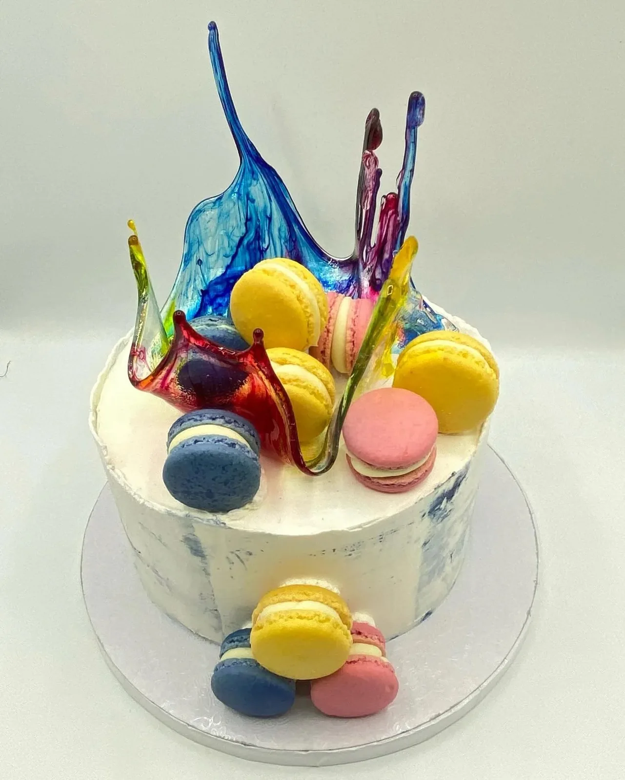 Torta decorata con macarons colorati