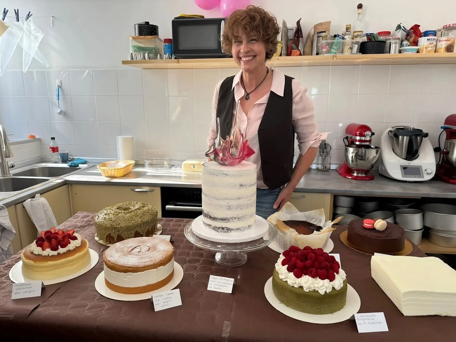 Doris nel suo laboratorio di pasticceria a Varazze con le sue torte artigianali