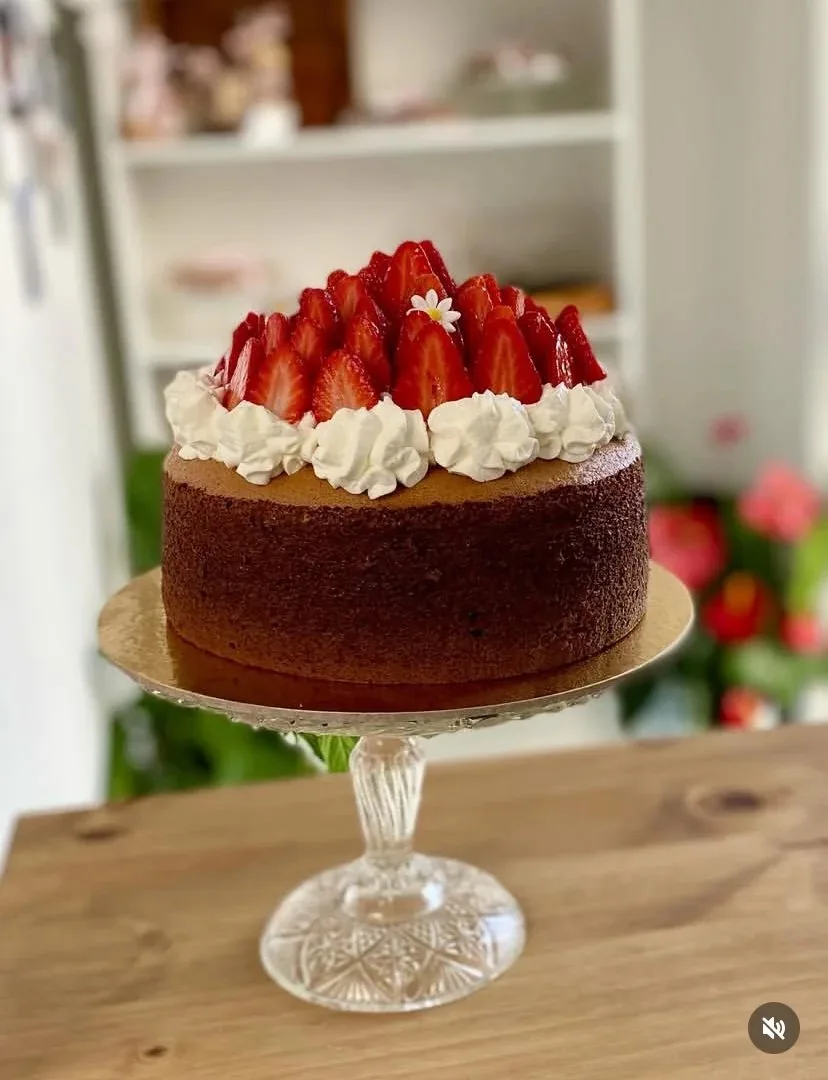Torta con panna e fragole fresche