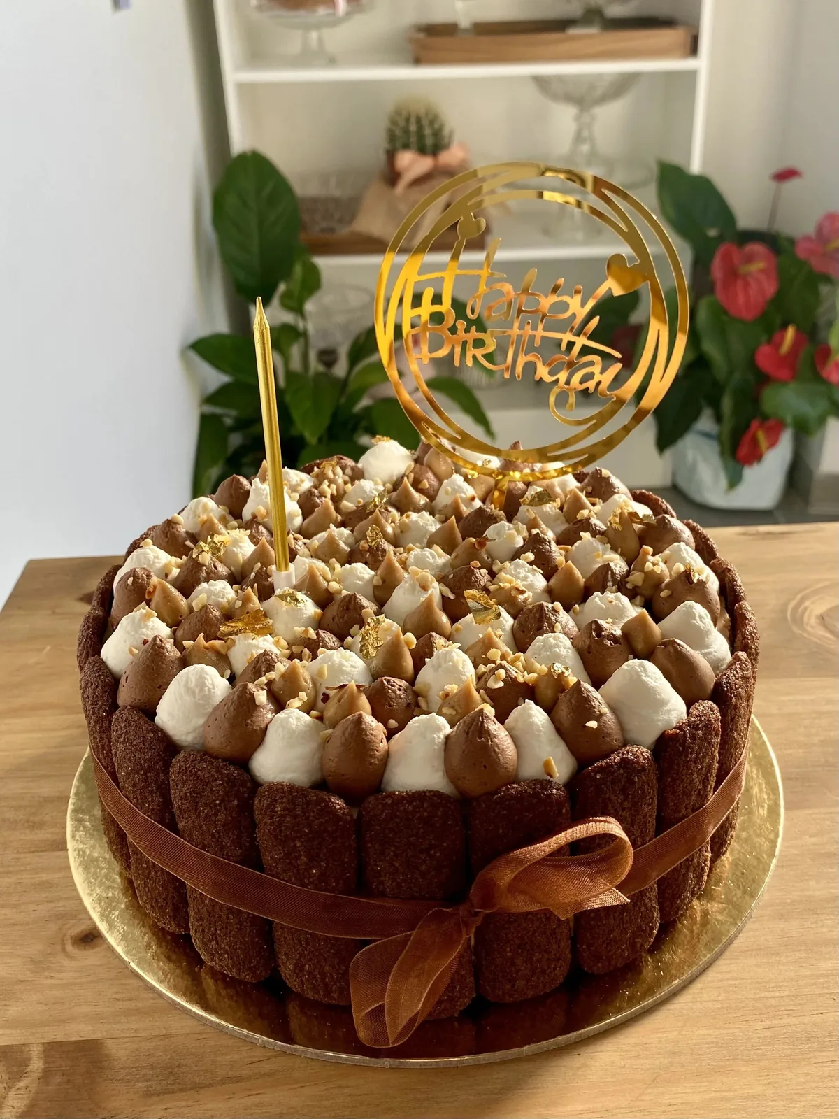 Torta al cioccolato su alzata di vetro