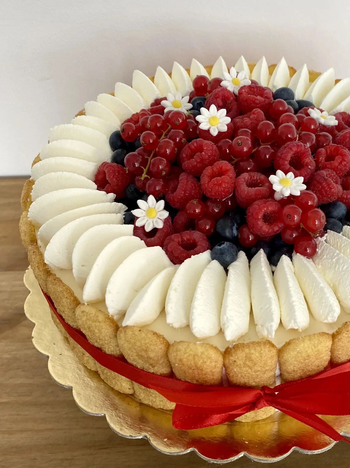 Torta artigianale con frutta fresca