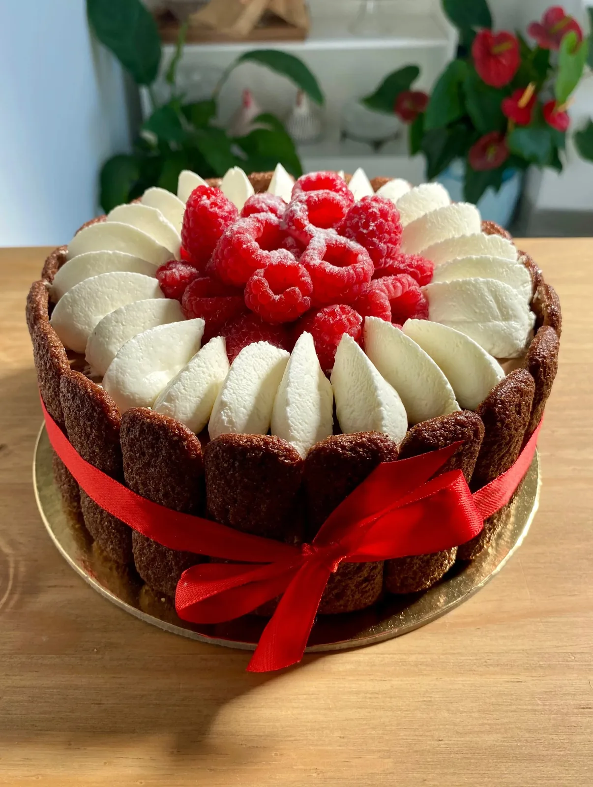 Torta con lamponi e fiori